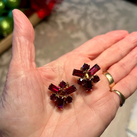 Albert Weiss Vintage 1950’s Ruby Red Rhinestone Clip On Earrings - Picture 2 of 7